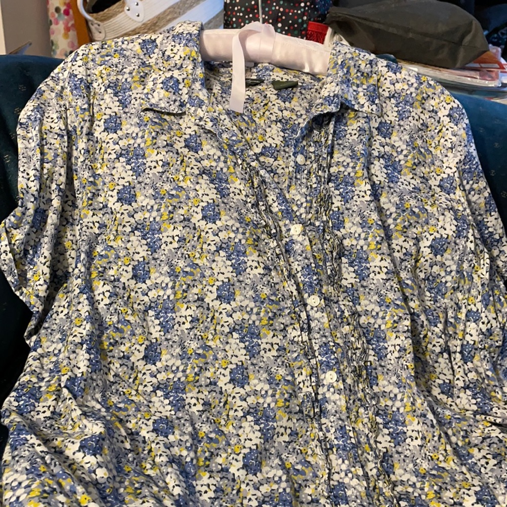 Eddie Bauer floral-printed blouse. Ruffle detail.